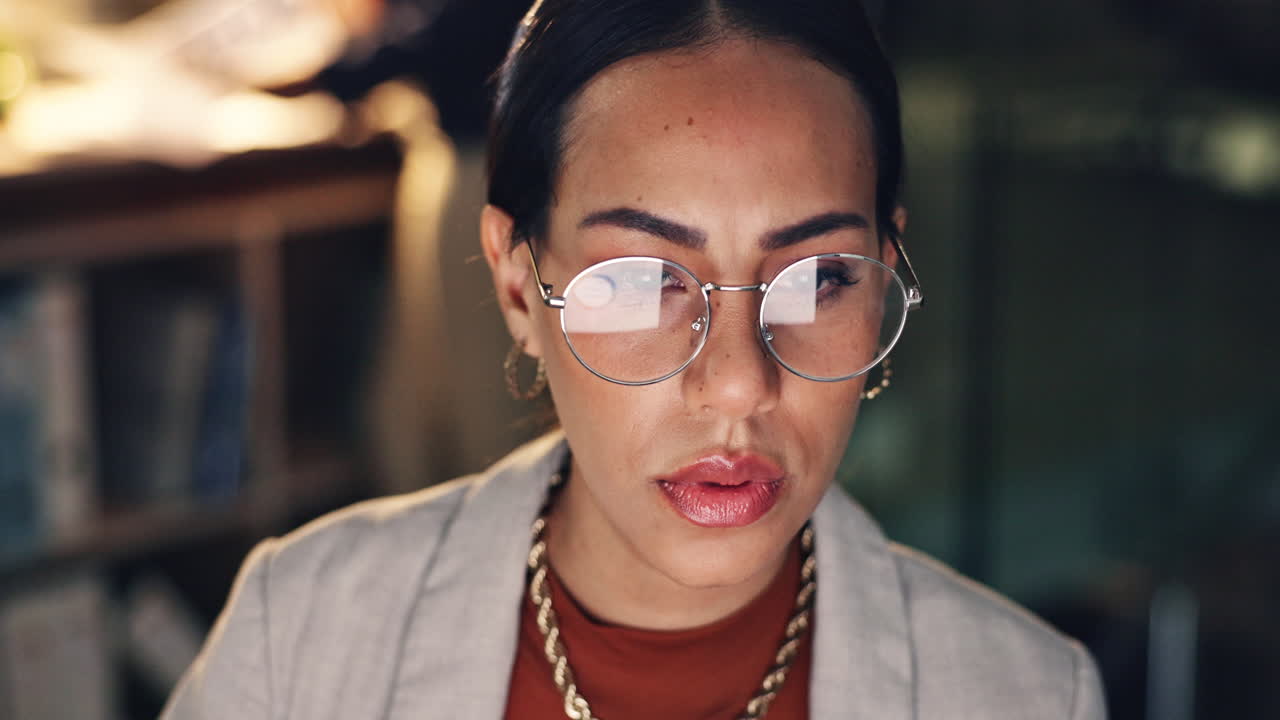 en línea, pensando y leyendo mujer de negocios