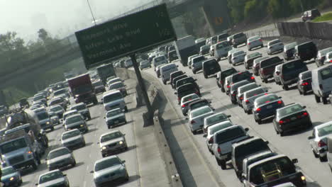 Verkehr-Bewegt-Sich-Langsam-Entlang-Einer-Stark-Befahrenen-Autobahn-In-Los-Angeles-16