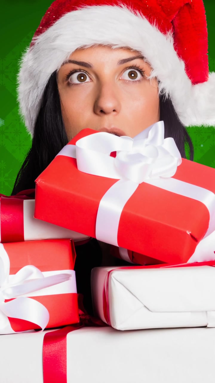 Animación de una mujer caucásica sorprendida con regalos, llevando ropa de Papá Noel sobre un fondo verde.