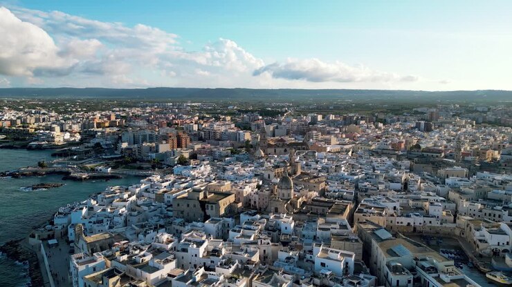 Vista aerea di una città costiera in Italia