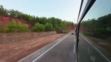 El-Tiempo-De-Viaje-Da-Vueltas-De-Mumbai-A-Malvan-Vista-Panorámica-Desde-La-Ventana-Del-Autobús-Al-Atardecer