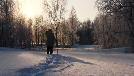 Silhouette-Abenteuer-Mann-In-Tief-Verschneiter-Wildnis,-Malerische-Ländliche-Winterlandschaft