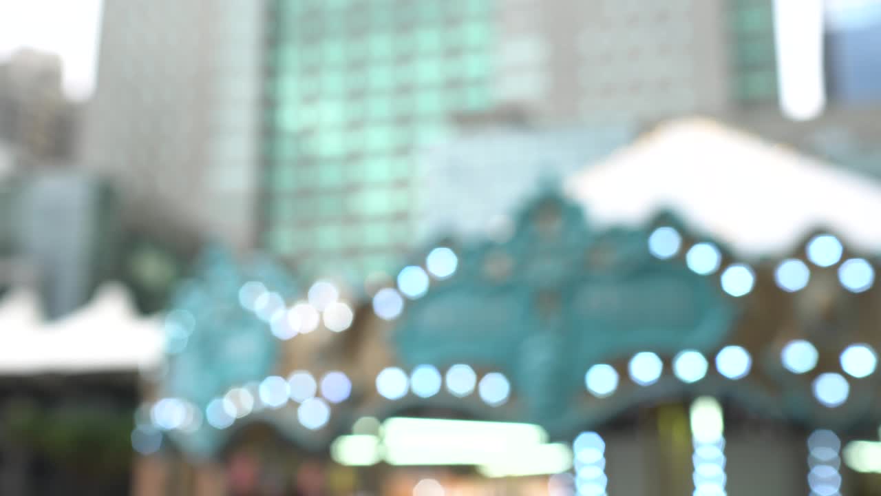 놀이 공원의 카루셀, 초점 밖, 지붕에서 가까이.