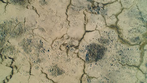 Vista-Aérea-De-Un-Dron,-Camión-Sobre-Asfalto,-Lecho-Seco-De-Un-Lago,-Alquitrán-Negro-Agrietado