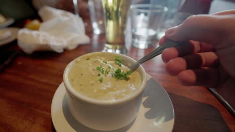 comiendo sopa de almejas en slomo