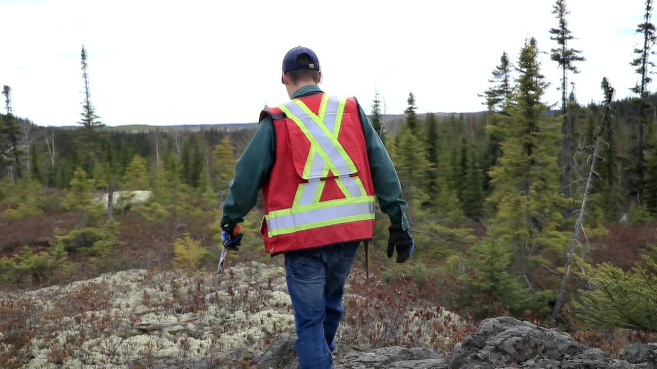 un joven toma un martillo y va a trabajar
