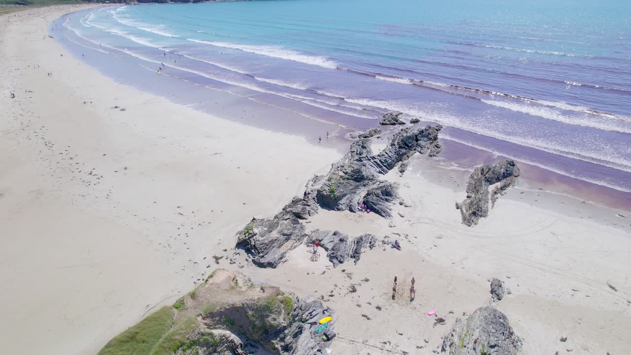 surfistas en la playa de goulien en gran bretaña, francia