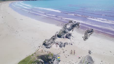 Surfers-at-Goulien-beach-in-Brittany,-France