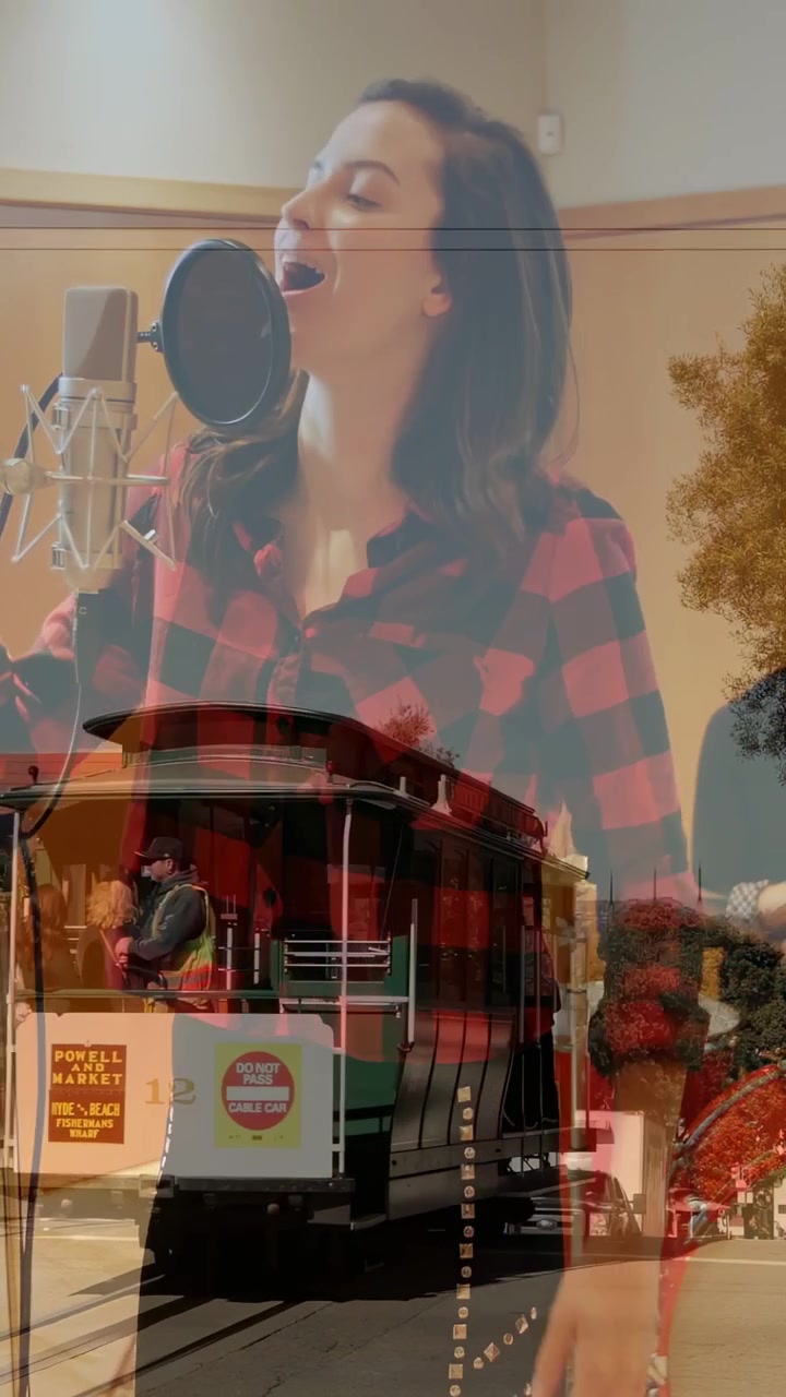 Video verticale: Cantante che inizia una ripresa al microfono, canta mentre un'overlay a forma di carrello passa per la musica