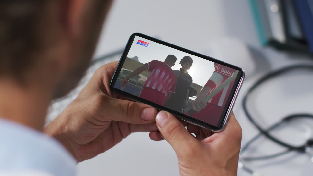 스마트 폰으로 스포츠 이벤트를 시청하는 남성 의사의 복합 사진