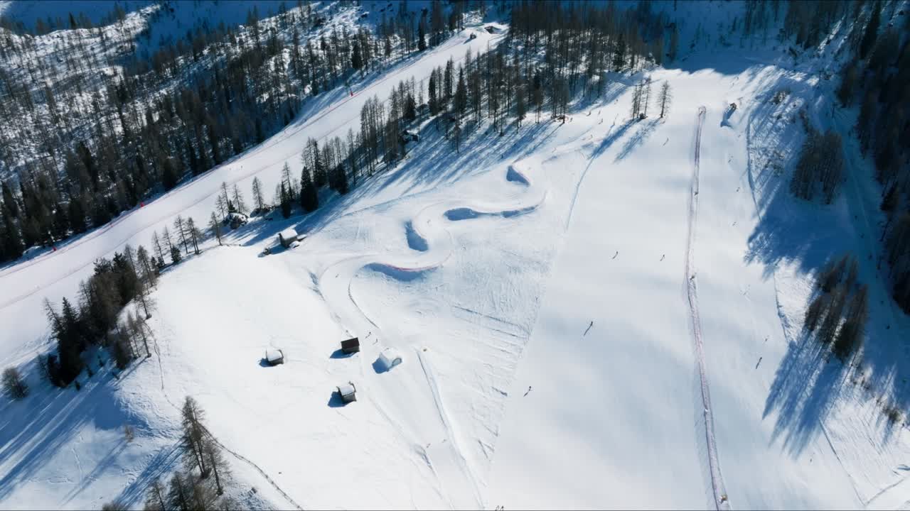 이탈리아의 아름다운 알파인 산맥의 공중 풍경.