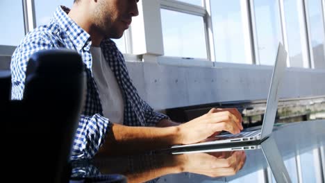 ejecutivo atento usando una computadora portátil