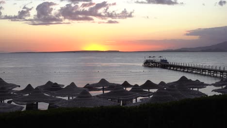 Verfallener-Pier-Im-Roten-Meer.-Insel-Tiran-Im-Hintergrund.