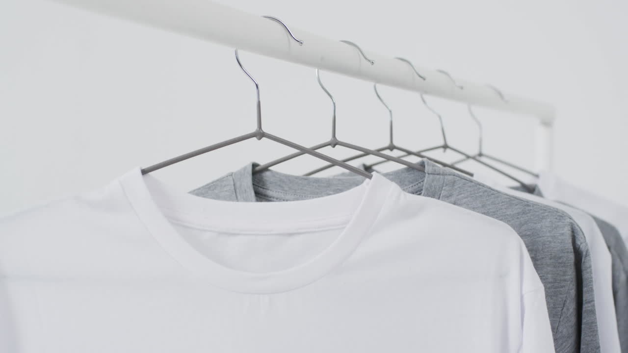 ⁇ 색 배경에  ⁇ 색과 회색 티셔츠의 비디오와 복사 공간