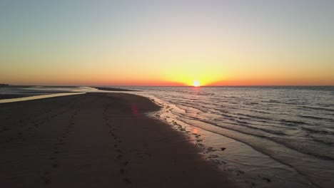 puesta de sol en la playa holandesa breezand en zelanda