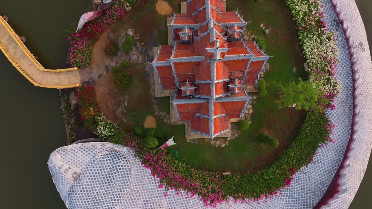 Cảnh quay bằng drone về ngôi đền núi Sumeru được bao quanh bởi cây xanh
