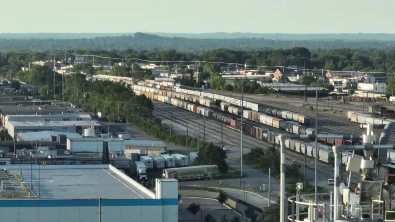 una gran terminal ferroviaria en nashville, que muestra la logística de carga urbana