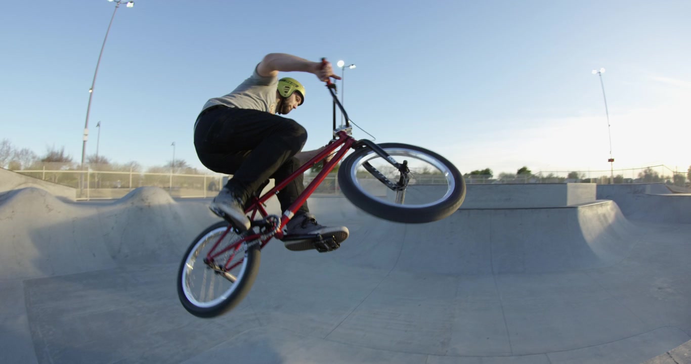 Ciclista BMX che fa acrobazie in uno skatepark