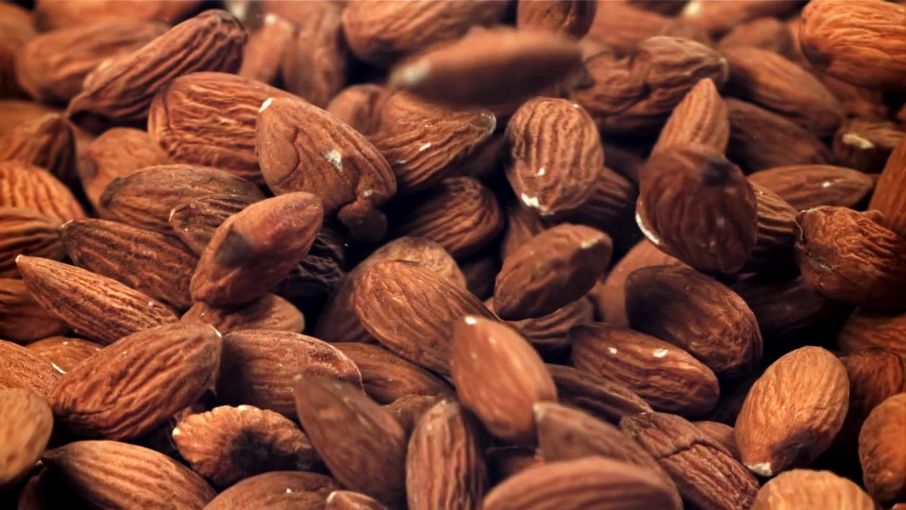 Gros plan d'amandes tombant en tas.