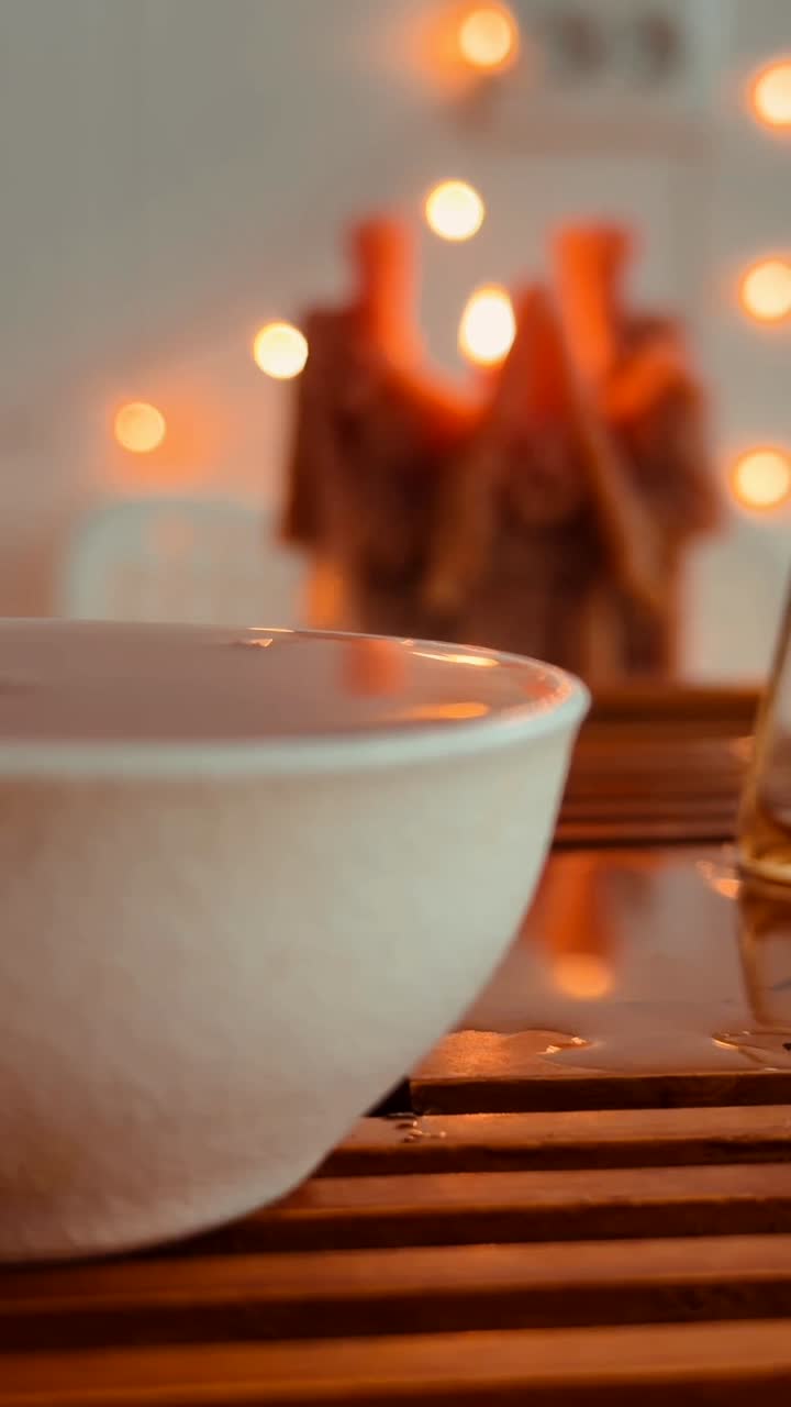 Momen teh yang nyaman dengan teh hangat di mangkuk dan bokeh
