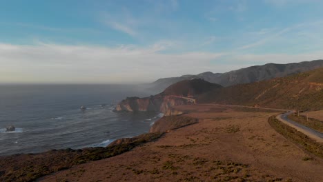 Autopista-Uno-Cerca-Del-Puente-Bixby,-Big-Sur-California-Al-Atardecer