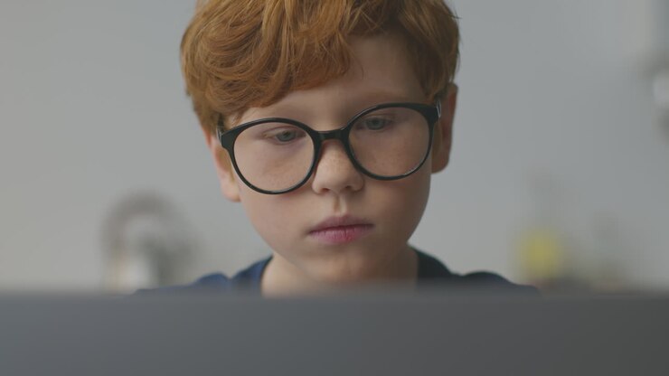 Ragazzo che studia sul portatile