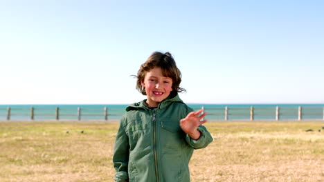 Niño,-Niño-O-Saludando-En-La-Playa