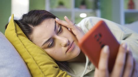 mujer joven con dolor de cabeza y fatiga quedándose dormida.