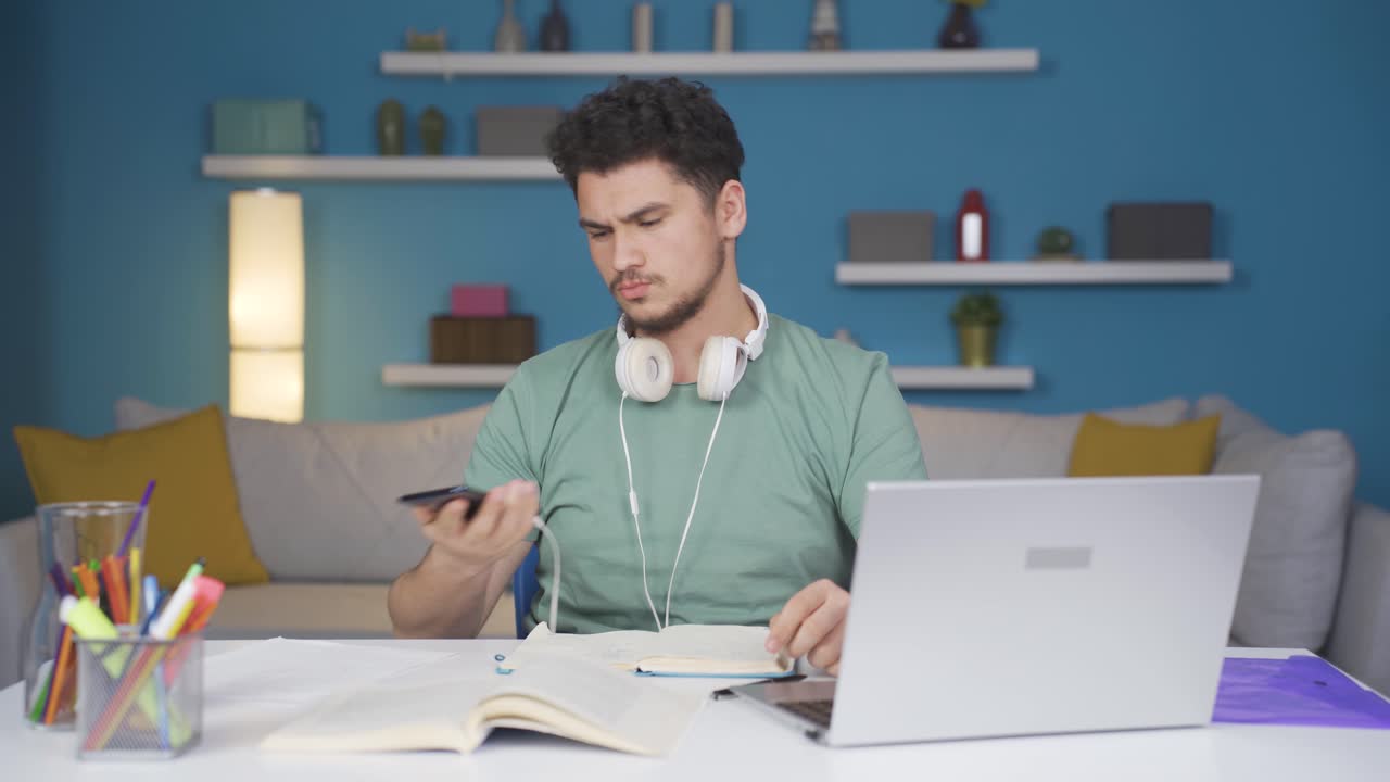 estudiante masculino recibiendo el evangelio.