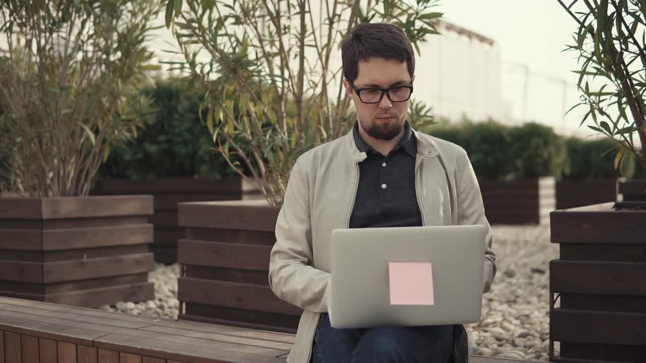 hombre trabajando en una laptop al aire libre