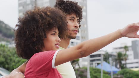 Afroamerikanisches-Paar,-Das-Aus-Der-Ferne-Auf-Der-Promenade-In-Strandnähe-Steht