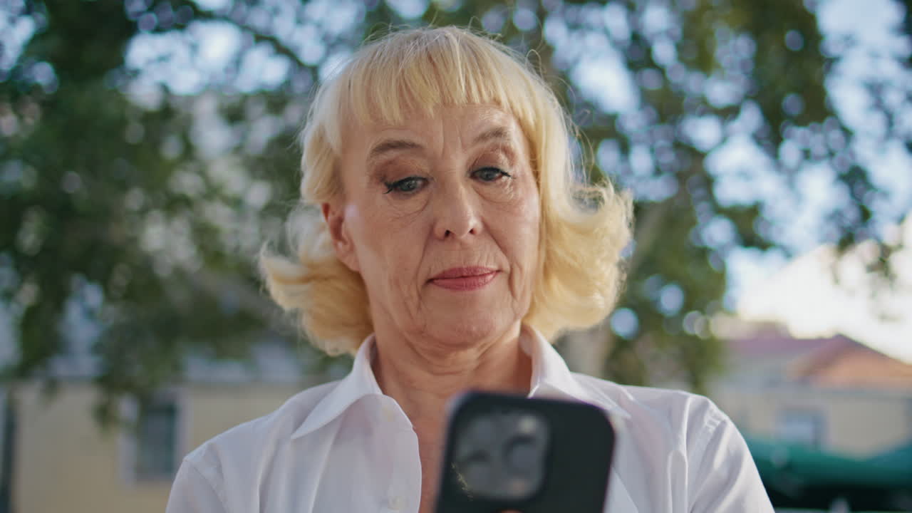 """아름다운 니 스트리트 (beautiful sunny street) 에서 스마트폰 메시지를 읽는 혼란스러운 고등학생."""