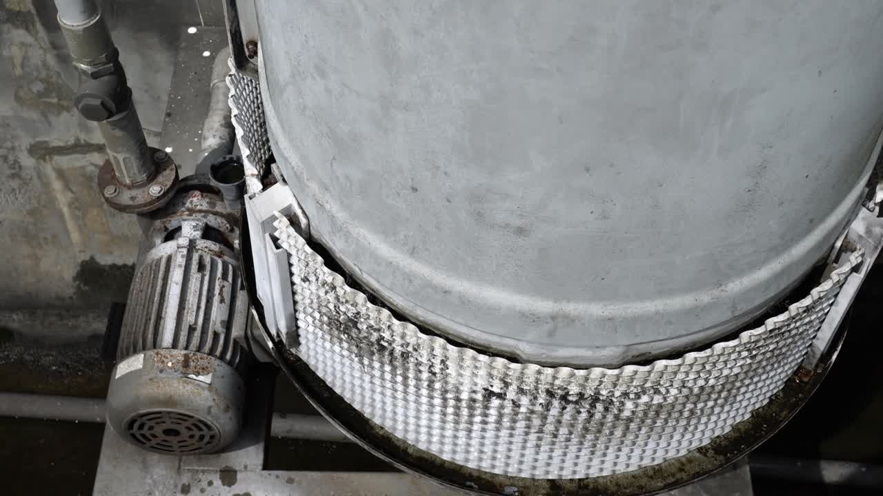 el gran compresor de aire está afuera. la apariencia es vieja y oxidada.