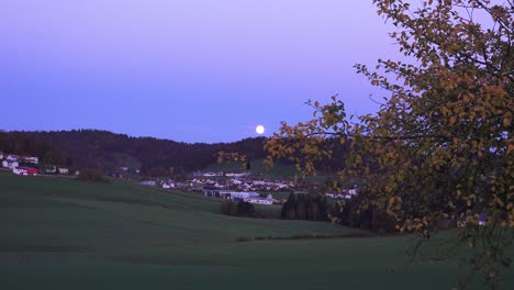 Luna-Saliendo-Sobre-Un-Romántico-Pueblo-En-Baviera,-Alemania,-En-Una-Tarde-De-Otoño