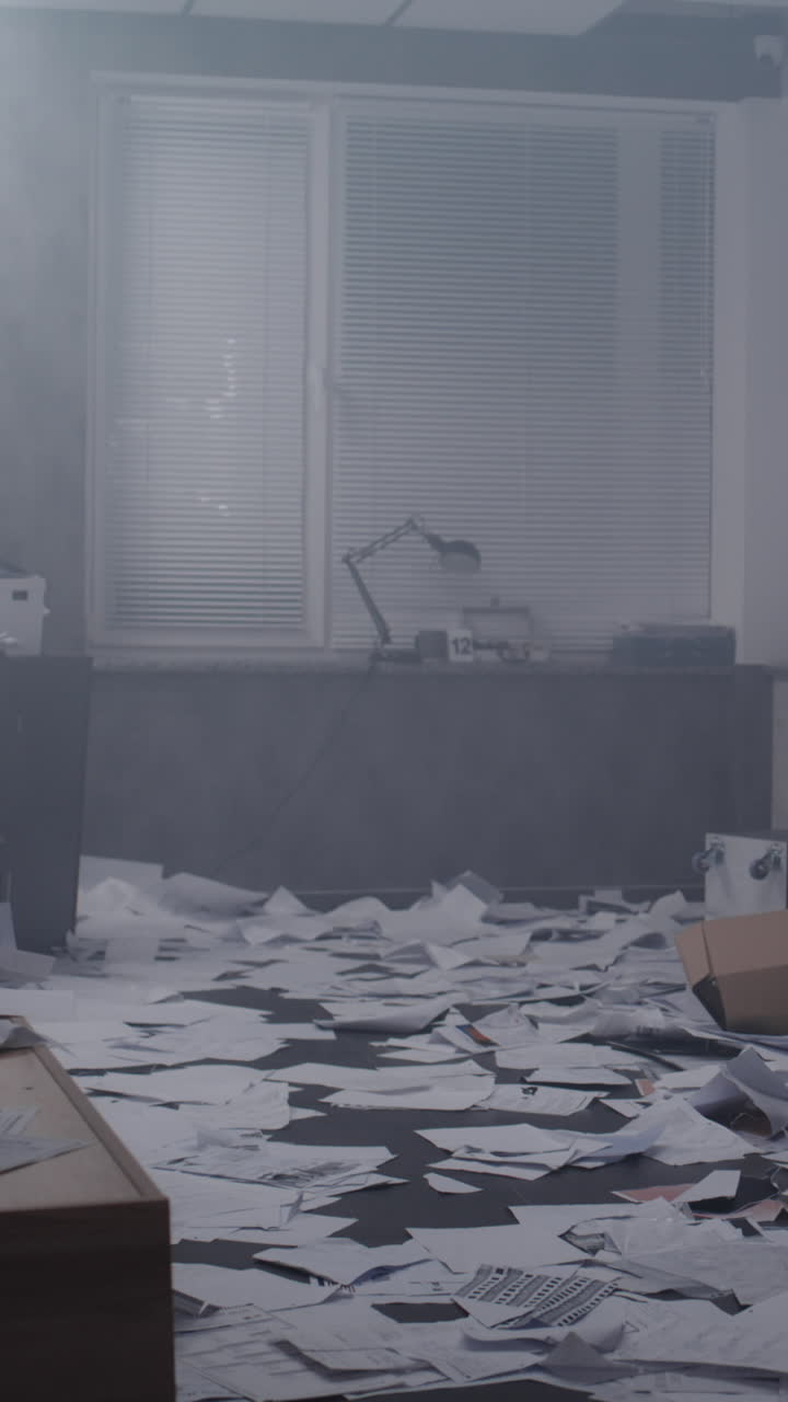 escena de la oficina desordenada con documentos esparcidos