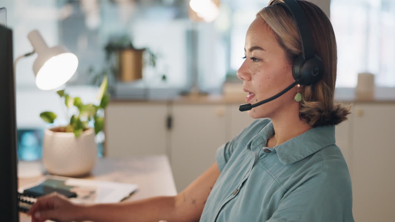 Sliten, hodepine og stress hos kundesenteransatt kvinne