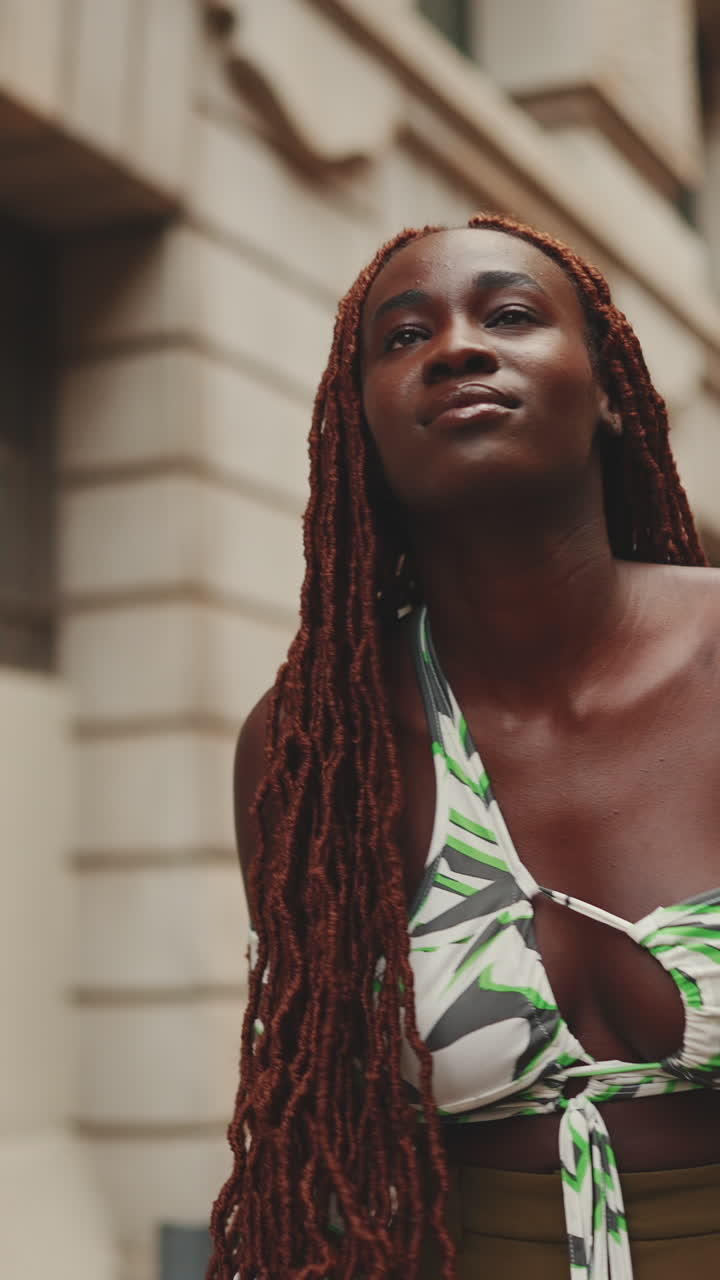 Una donna con i dreadlock che indossa un abito alla moda