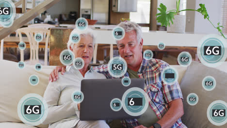 animación de la red de conexiones con texto 6g sobre una pareja caucásica anciana usando una computadora portátil