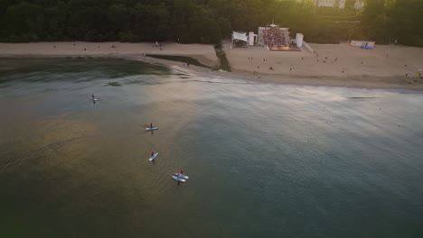 Standup-Paddle-Boarding-Im-Malerischen-Badeort-Orlowo-In-Gdynia,-Polen