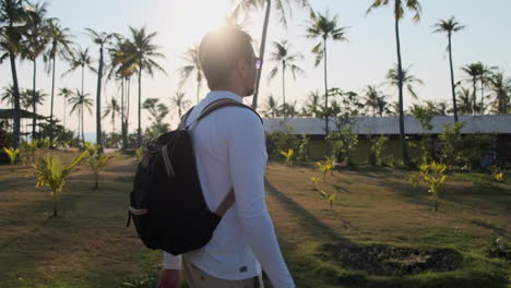 hombre de excursión en un paraíso tropical