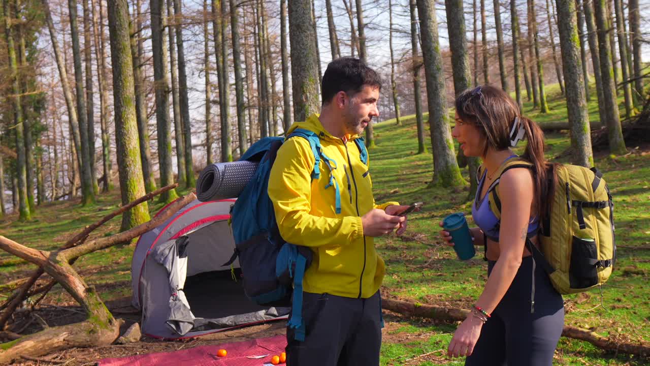 숲 에 캠핑 하는 부부