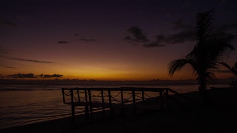 puente de madera y la palmera en la playa cerca del océanos sunrise timelapse