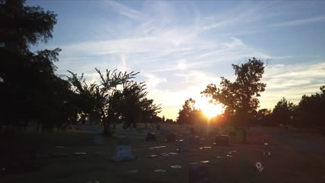 vuelo aéreo lento a través de un cementerio al atardecer