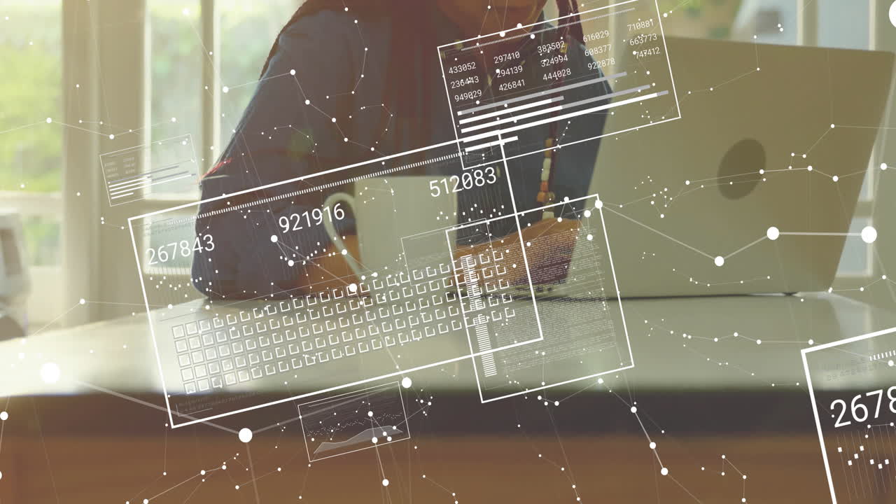 네트워크의 애니메이션과 집에서 노트북을 사용하는 두 인종 여성에 대한 데이터 처리