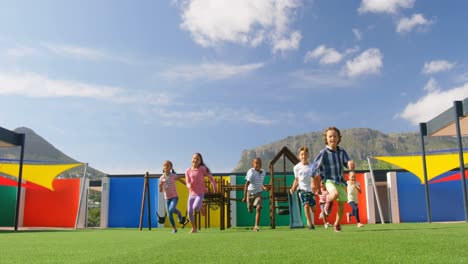 Vorderansicht-Von-Gemischtrassigen-Schulkindern,-Die-Auf-Dem-Schulhof-Spielen,-4k