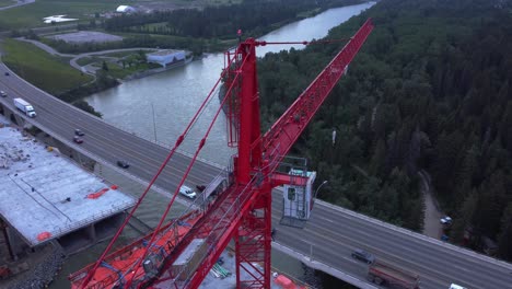 Grúa-Por-La-Concurrida-Zona-De-Construcción-Del-Puente-De-La-Autopista-Desde-Arriba