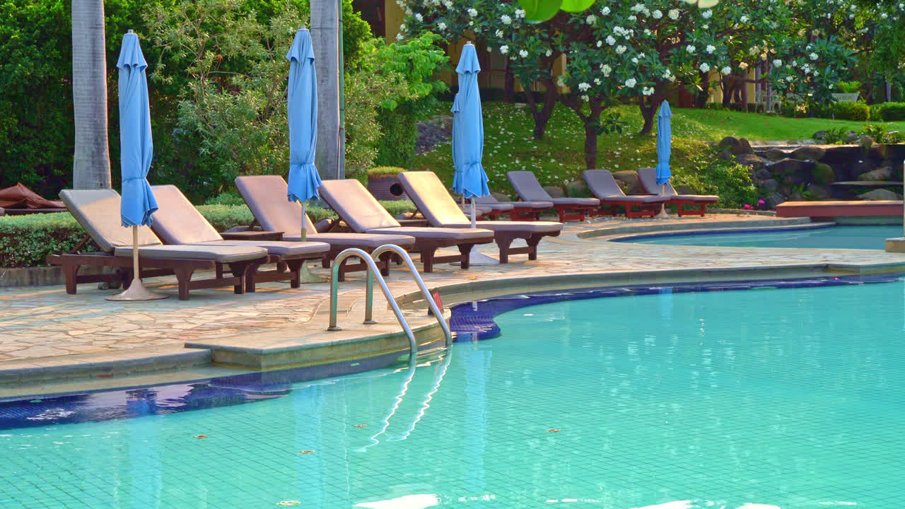 piscina para sillas o piscina para camas y sombrilla alrededor de la piscina con fondo marino - vacaciones y concepto de vacaciones