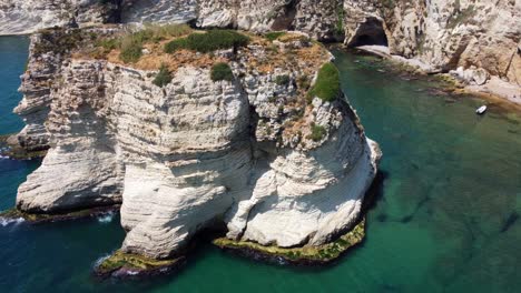 Vista-Aérea-De-Las-Rocas-Raouche-En-Beirut,-Líbano