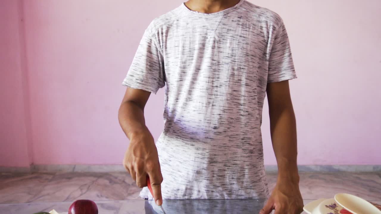 joven haciendo ensalada de frutas