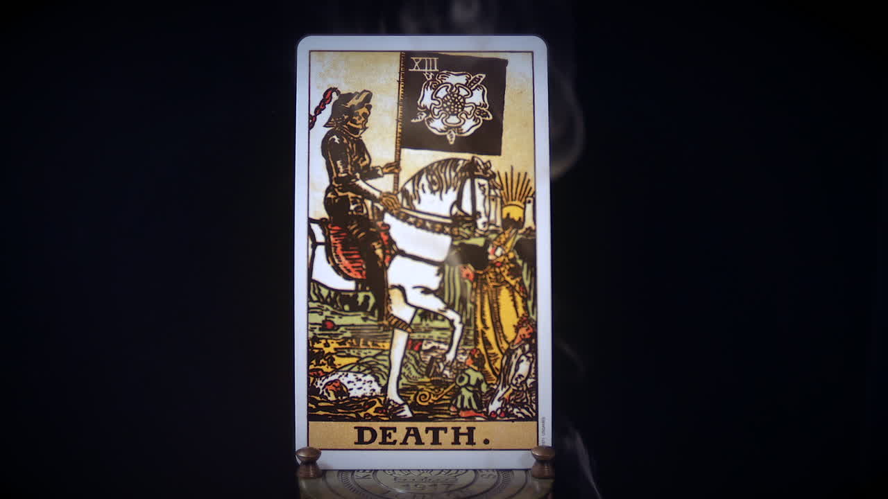 una carta de la muerte del tarot se sienta en un soporte de latón mientras el humo se eleva a su alrededor